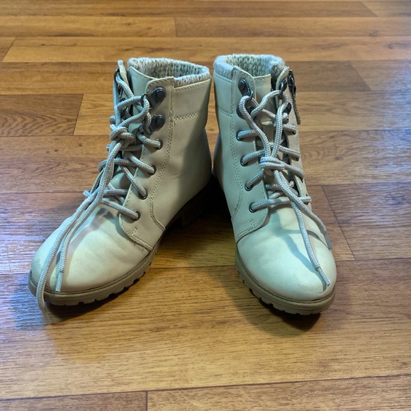 Girls booties - Picture 1 of 2